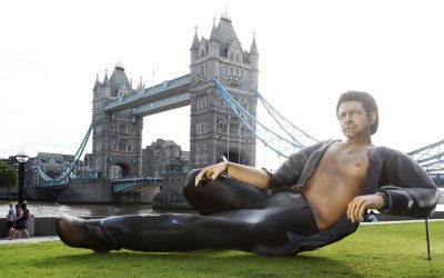 Jeff Goldblum reacts to giant statue of Jeff Goldblum